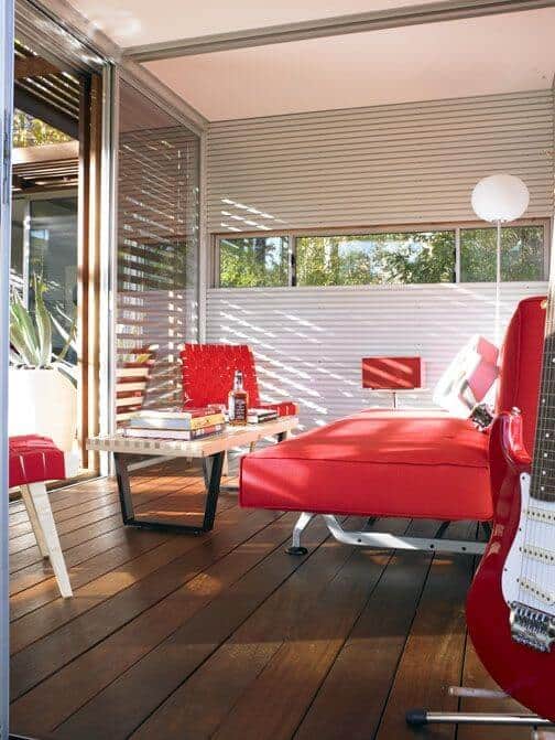 这个模块是为放松而设计的，有红色的大床垫，木制和金属的咖啡桌，以及整个红色家具的配套。