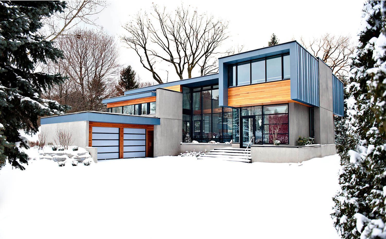 与第一张图形成对比的是，我们在这里看到了冬天的房子，在整个外部展示了大胆、明亮的色调，搭配蓝色锌、西班牙雪松和混凝土，形成了真正的现代存在。