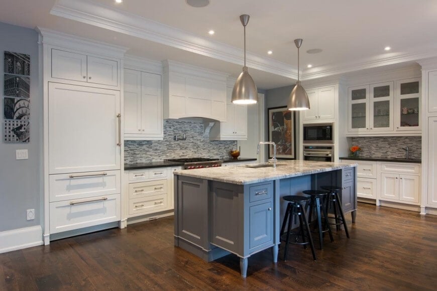 Steffanie Gareau设计的豪华白色和灰色厨房