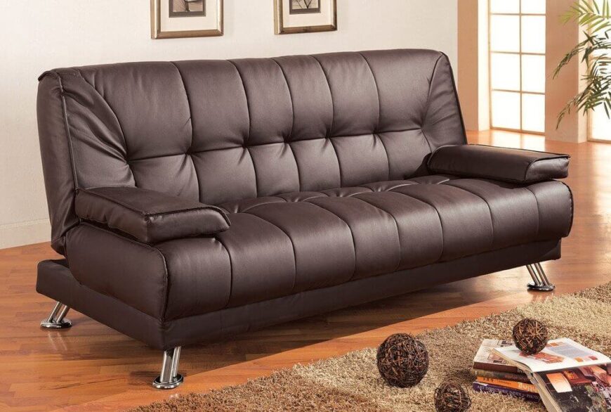 这款现代设计的咖啡色调沙发结合了纽扣簇座椅和光滑的矩形框架。镀铬的棱角腿增添了现代感。