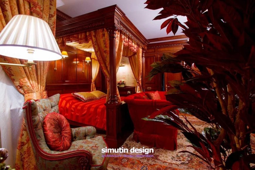 主卧室与其他房间完全不同。在丰富的红色和秋天的叶子主题，丰富的纹理和织物的颜色增加了温暖的红色木材。