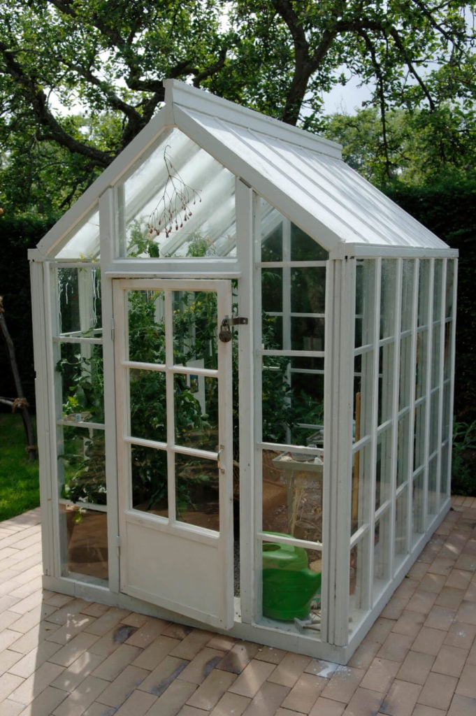 这是一个独立的小温室，没有自己的地基。对于一个小花园来说，这将是一个很好的温室，或者如果你只有几棵植物想要种植的话。它不占太多空间，但很坚固，可以完成工作。