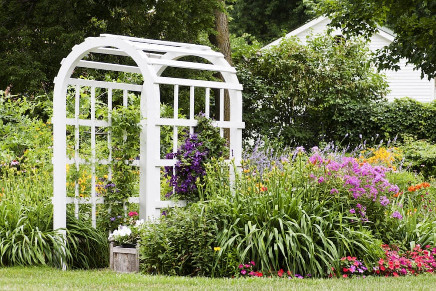木制拱门是花园中常见的景观，它们通常用藤蔓装饰。这是一个经典和优雅的外观，为您的花园带来一些性格。