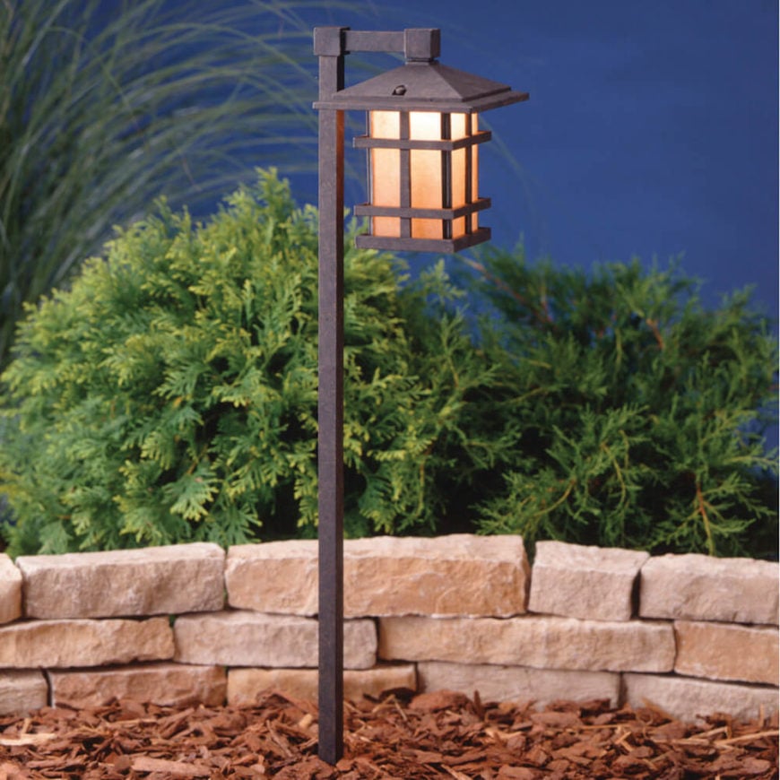 灯笼是给花园提供照明的好方法。这个灯笼有一个漂亮的铁外观，给你的花园带来了古老的英国魅力。