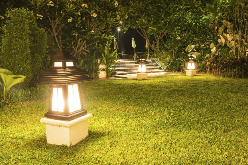 有许多不同种类的灯笼可以在你的院子里使用。有些非常小，只提供光线，不会对你的设计产生太大影响。另一些则具有非常强的设计存在感，可以用于创造特定的氛围。