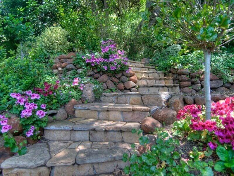 当你混合石头时，你可以在你的石阶上建立一个有趣而复杂的颜色轮廓。这非常适合与花和岩石花园搭配。