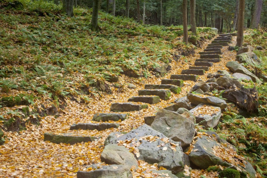 这组石阶很简单。一些简单的石板沿着山坡铺成奇妙的乡村和自然的台阶。