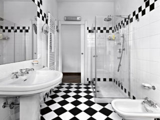 令人难以置信的黑白浴室，黑白格子地板。
