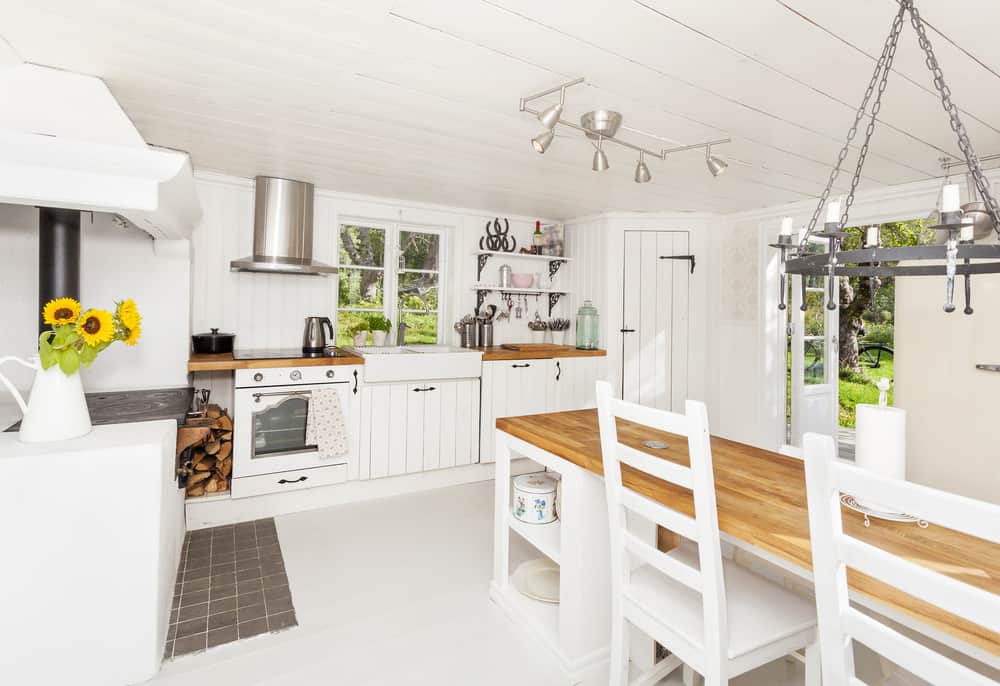 农舍风格的厨房有大量的白色。
