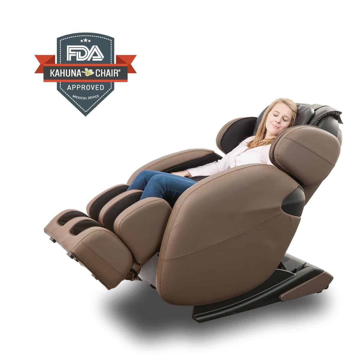 棕色大型按摩躺椅，带有L-track按摩系统和加热治疗功能。