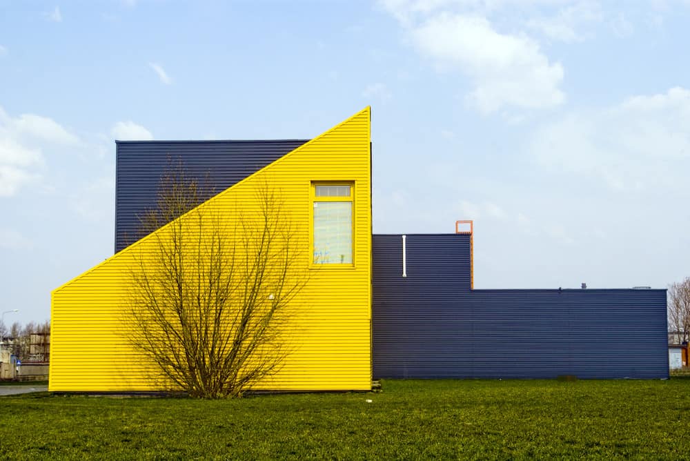 超现代黄色和深灰色的家庭与锋利的三角形几何设计在极简主义的环境美化。