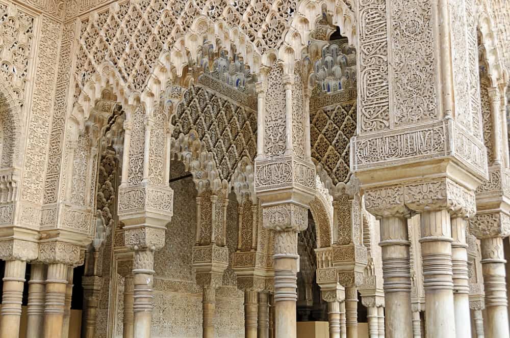 西班牙格拉纳达阿尔罕布拉宫内纳斯里德宫或纳扎里亚斯宫内装饰的拱门和柱子。
