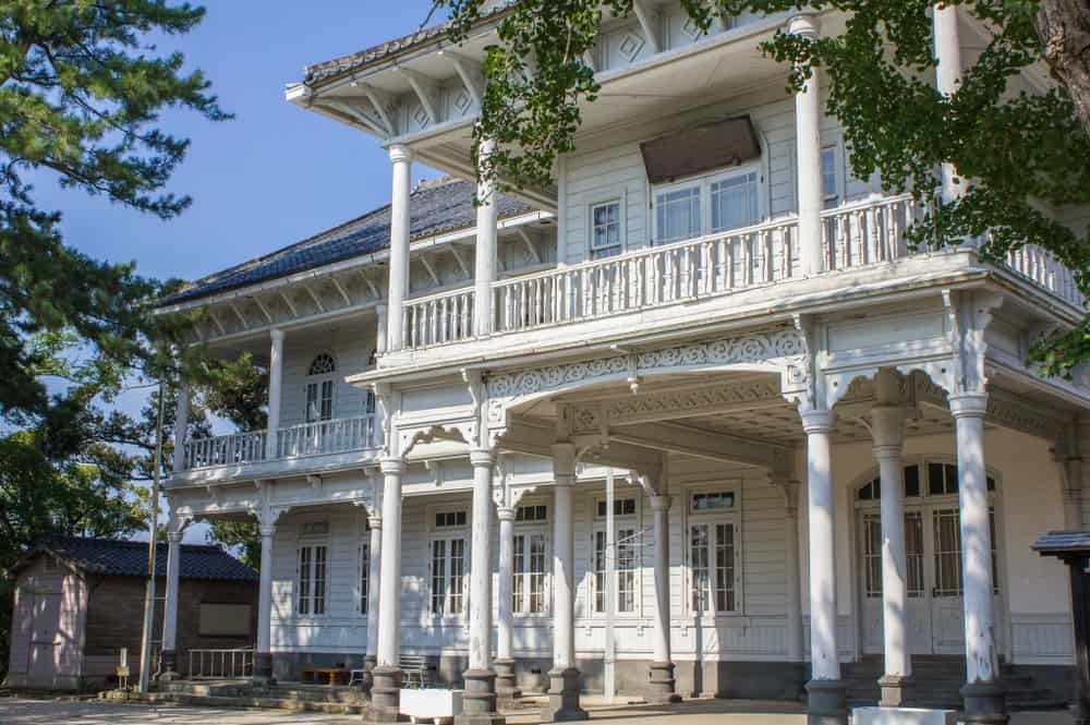 经典的，白色的，木制的19世纪豪宅，有一个长长的阳台
