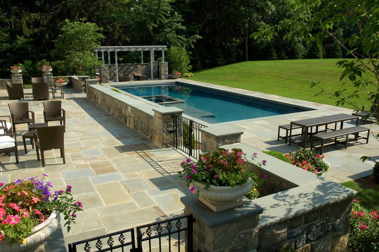 这是一个巨大的长方形游泳池在一个巨大的财产和一个绝对巨大的庭院面积。那是大量的石雕。
