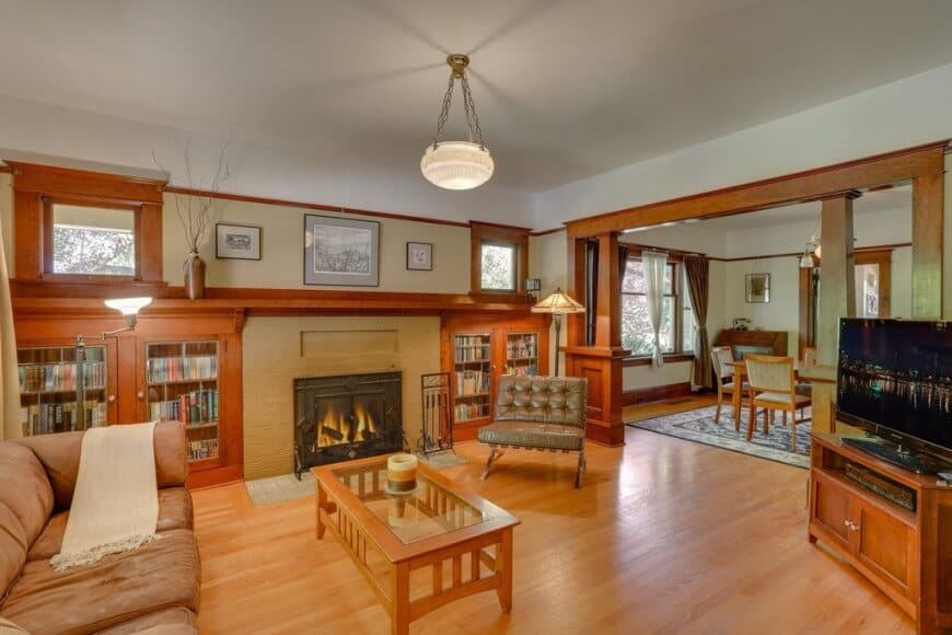 工匠风格的客厅，配有木制家具和壁炉。