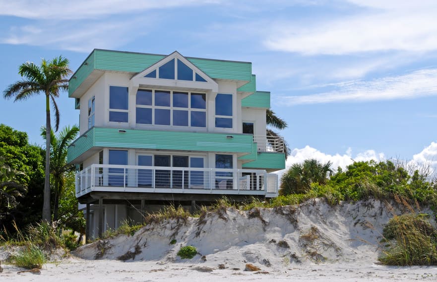超酷的现代房子建在沙滩上