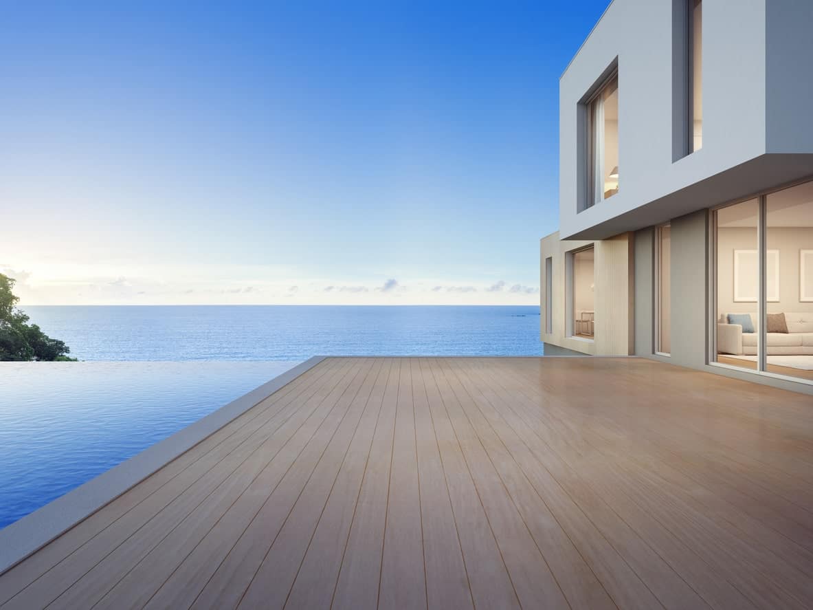大型现代住宅，设有一个无限大的游泳池和俯瞰令人惊叹的海洋的大甲板。