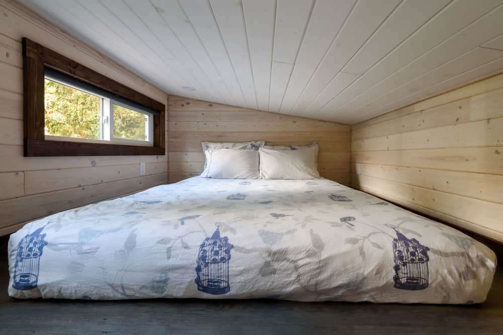 阁楼睡觉的地方-小木屋里的双人床。