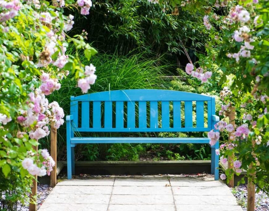 粉刷过的花园长凳