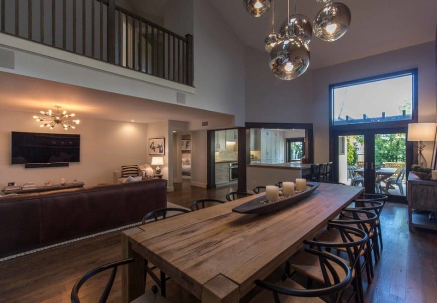 大型豪华客房设有可爱的生活空间和一间美丽的用餐室，设有由花式天花板灯光照明的木制餐桌套。