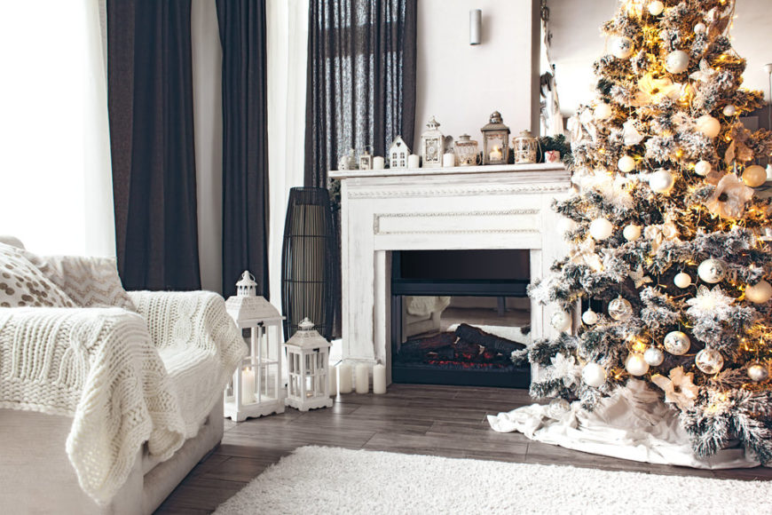 客厅里漂亮的圣诞树
