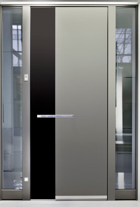 拉丝金属前门与黑色口音展示其现代外观。它配有光滑的铬手柄和侧玻璃板。