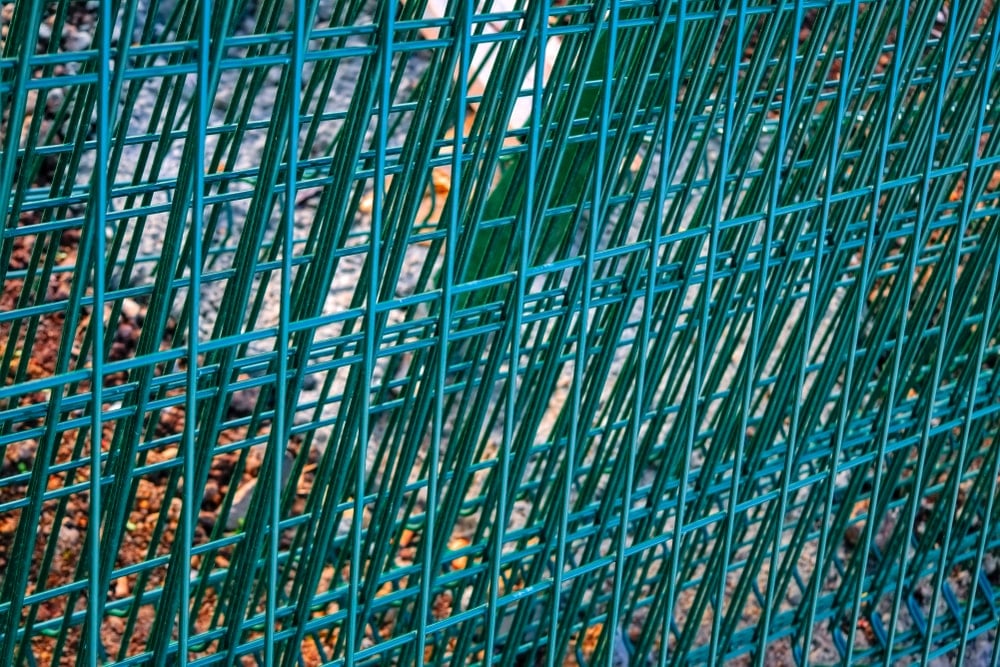 铁丝栅栏用绿色粉末涂层。