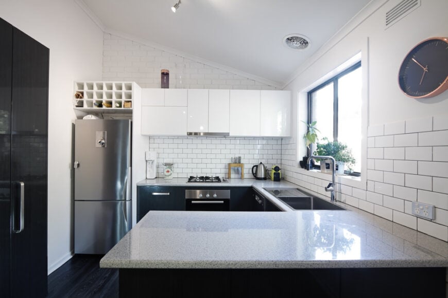 厨房与地铁瓷砖后挡板的例子