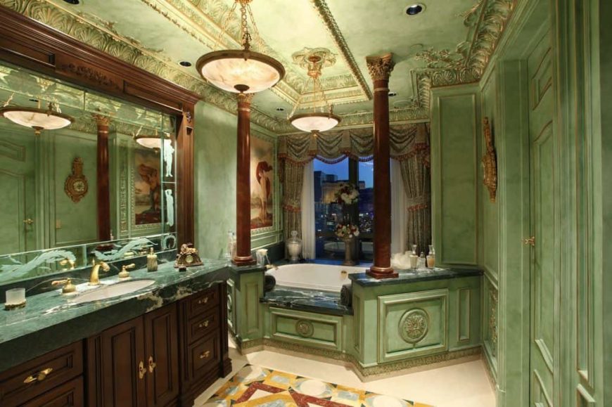 主浴室带有装饰华丽的定制天花板，与绿色墙壁相匹配。它提供了一个带绿色台面的洗涤台和一个靠窗的可浸入式浴缸。