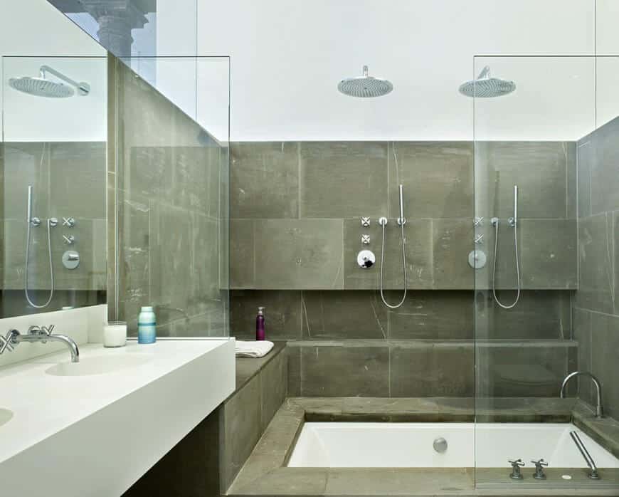 小型主浴室带有白色浮动梳妆台，带有双水槽和步入式淋浴间和浴缸组合。
