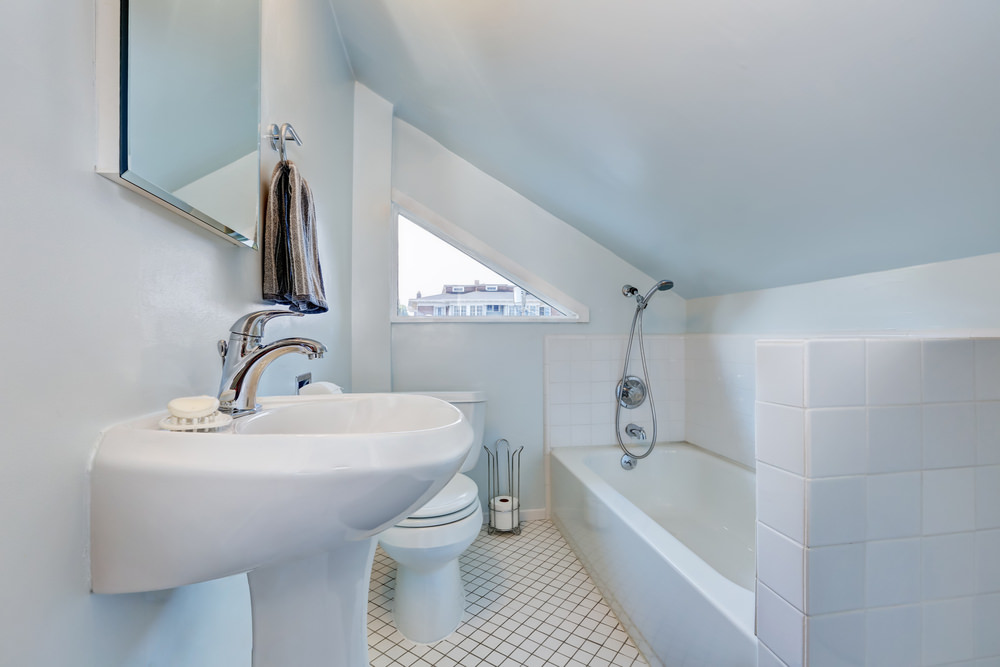 小主浴室，带棚顶天花板和瓷砖地板，旁边有淋浴和浴缸组合，还有一个看起来很时髦的底座水槽。