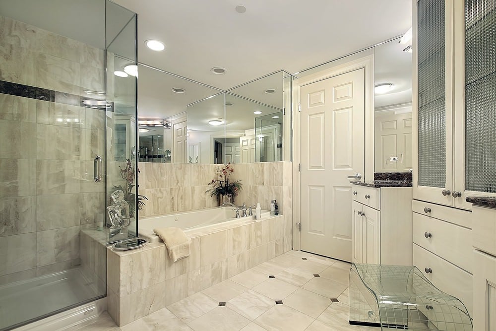 主浴室配有高档瓷砖地板。它在角落里有一个洗手台，旁边还有一个落地式浴缸和步入式淋浴房。