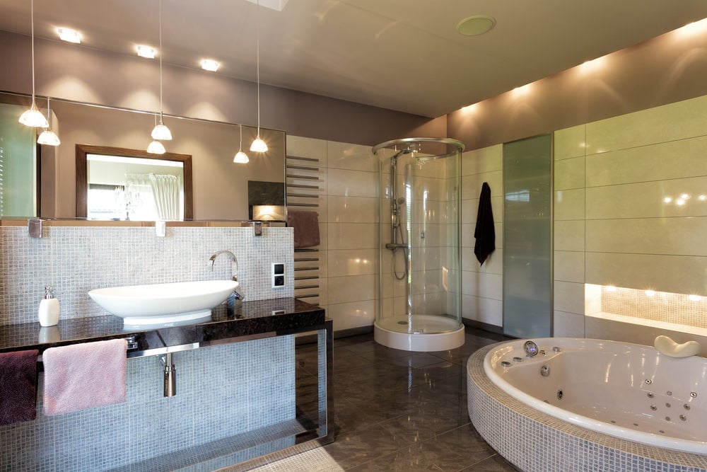 定制的主浴室拥有一个步入式淋浴间，以及一个惊人的深浴缸。房间灯光明亮，非常吸引人。