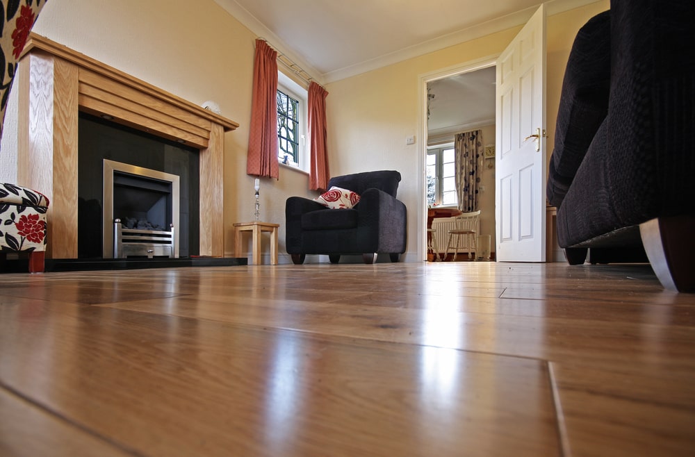 家庭休息室与强化地板。