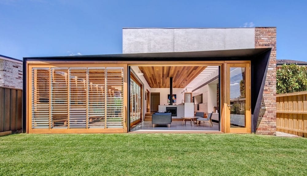 这个华丽的家有一个独特的大型滑动门设计，使客厅区域可以通向绿色草坪的后院。该房产被迷人的木栅栏包围，完全匹配的木面板的家，辅之以砖外墙的一面。