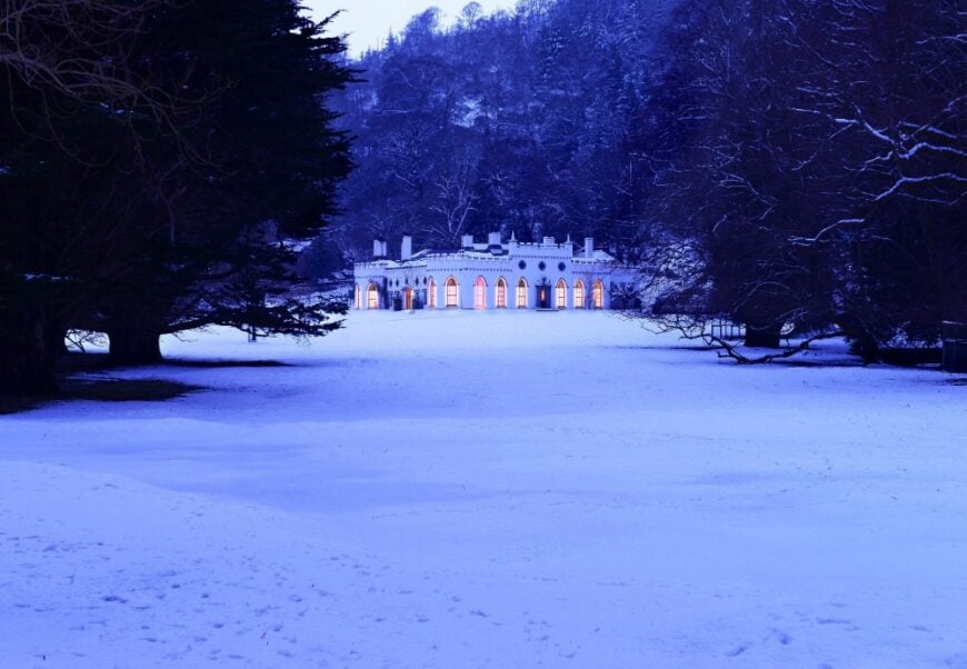 这是城堡在冬天的样子，被白雪包围着。图片由Toptenrealestatedeals.com提供。