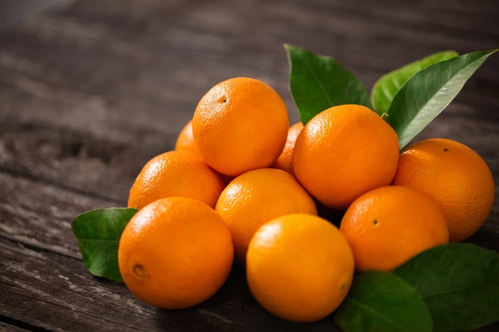 一串成熟的橙子。