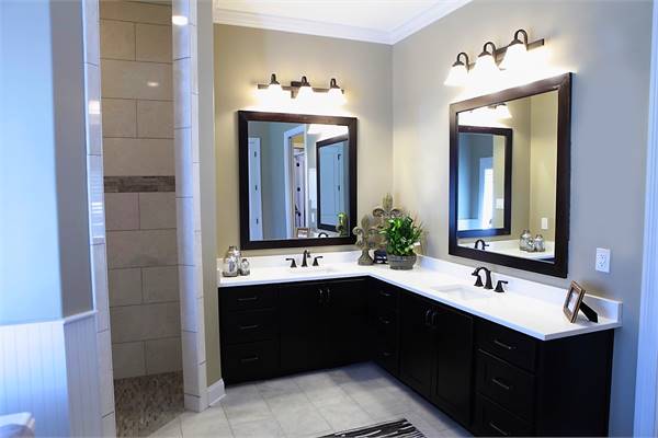 主浴室有一个双水槽虚荣与黑色橱柜、大理石台面,铁艺设备。