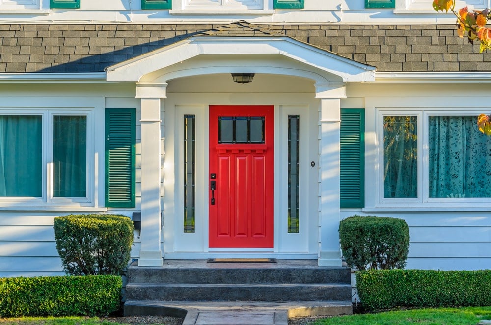 看看这所房子的主入口，有一扇鲜红色的门。