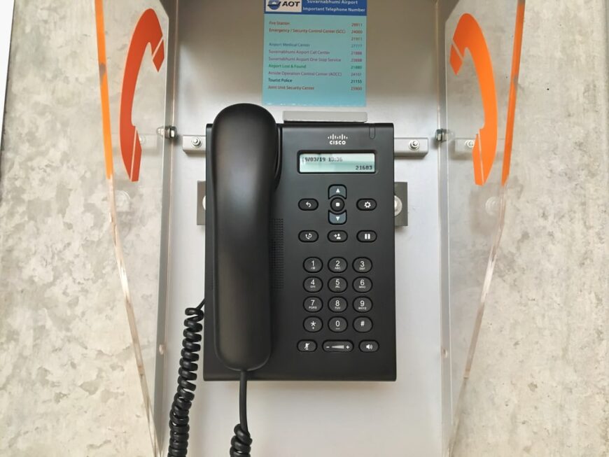 这是一个安装在墙上的现代电话亭。