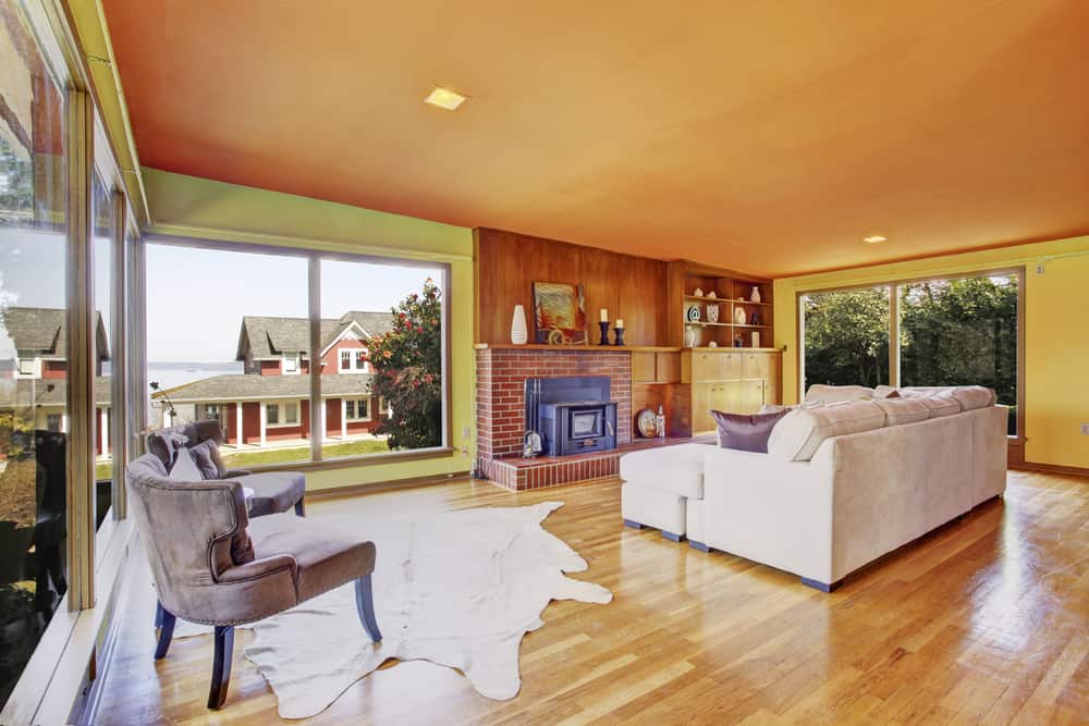 宽敞的客厅和五彩缤纷的橙色的墙壁和天花板。