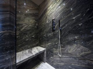 浴室淋浴间配有花岗岩长凳。