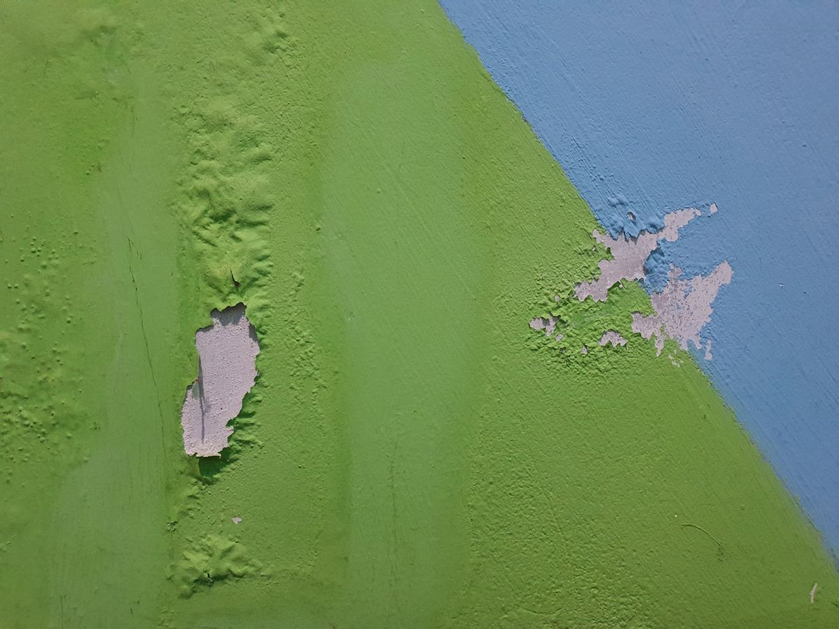 有油漆气泡损坏的墙壁。