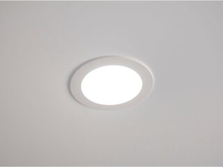 在天花板上的一个嵌入式LED灯的特写照片。