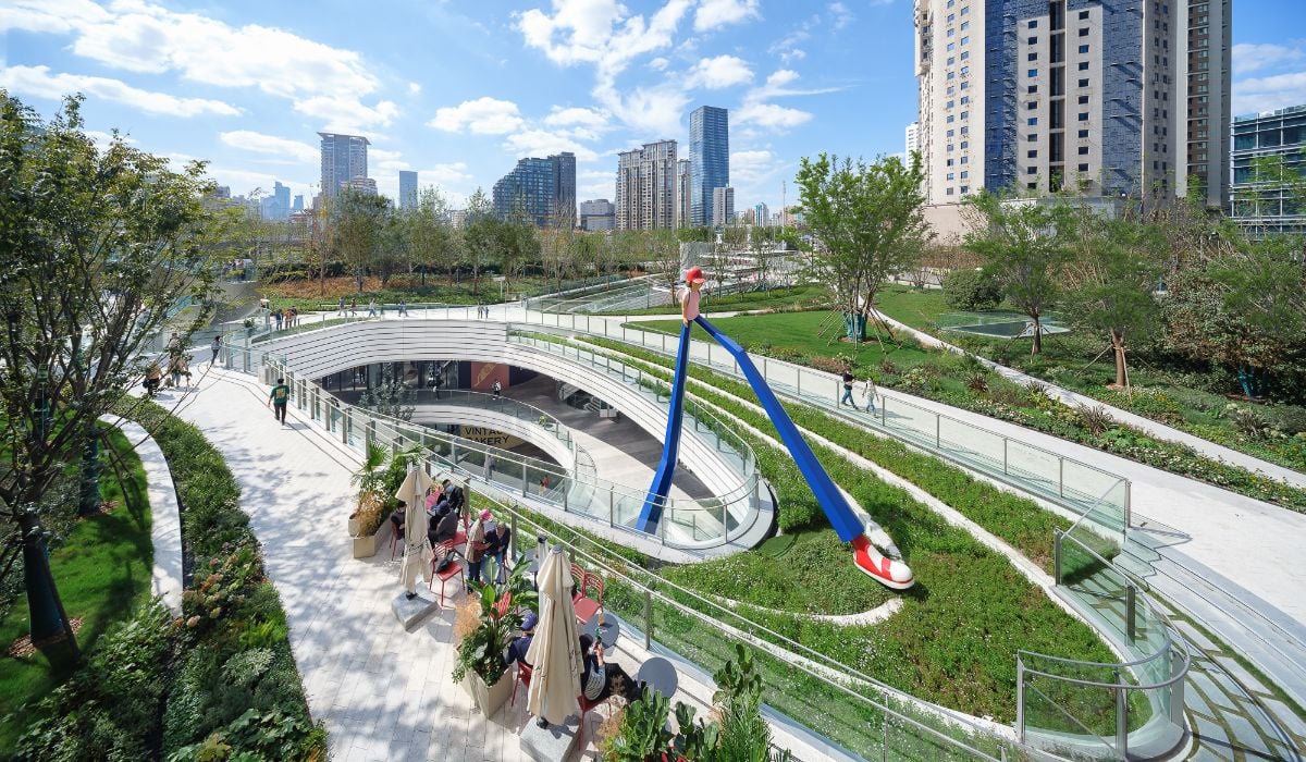 上海宿河MixC世界新城市绿地由Kokaistudios设计，融合了遗产、文化和零售。