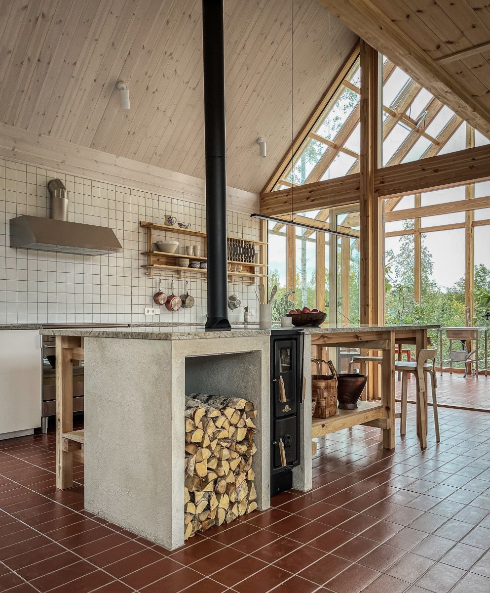 厨房里铺着白色松木和天然松木，地板上铺着瓷砖。