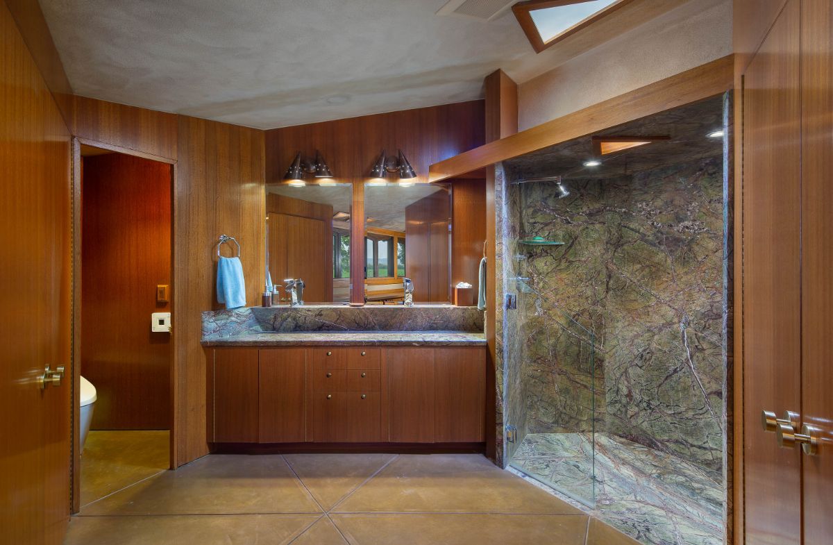 主浴室，淋浴区有大理石和硬木装饰。图片来自Toptenrealestatedeals.com
