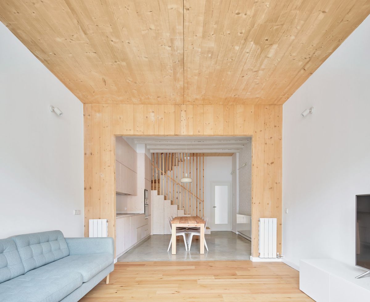 客厅有一种乡村的感觉由于木材在天花板和地板的存在。